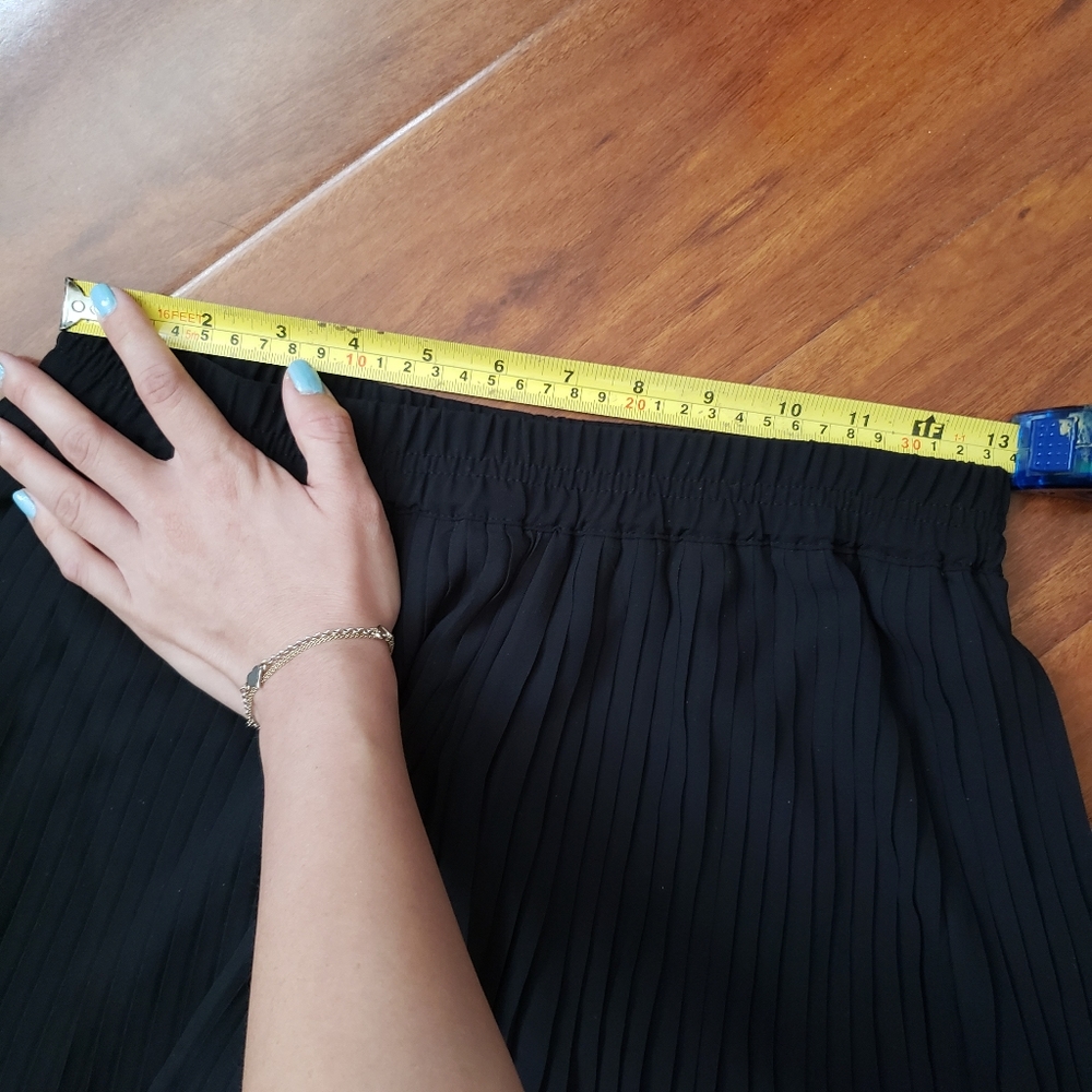 EUC BLack Flowy Pleated Shorts XSMALL - Picture 4 of 7